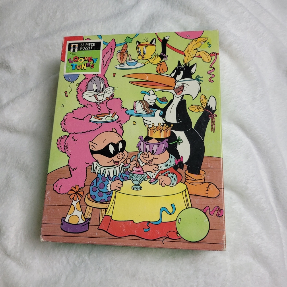 Vintage 1990 Looney Tunes 63 Piece Jigsaw Puzzle Costume Party